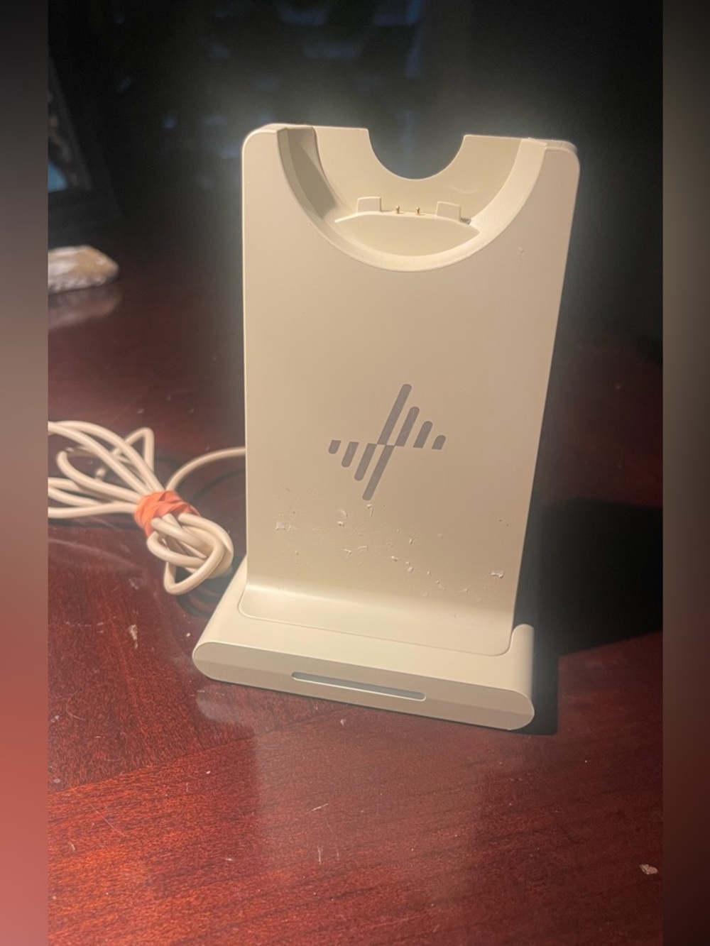 charging dock for a JIAMQISHI Wireless Bluetooth Headset.